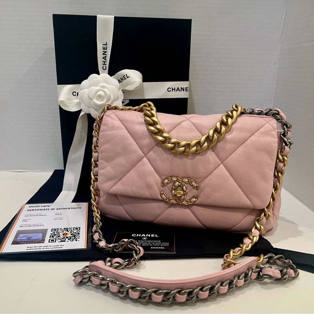 Chanel 19 Flap Bag Lambskin Size Small
Light Pink | Rose
